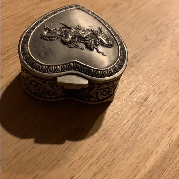 Small brushed silver heart box - Picture 4 of 5